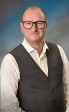 Headshot of Chris R Romans